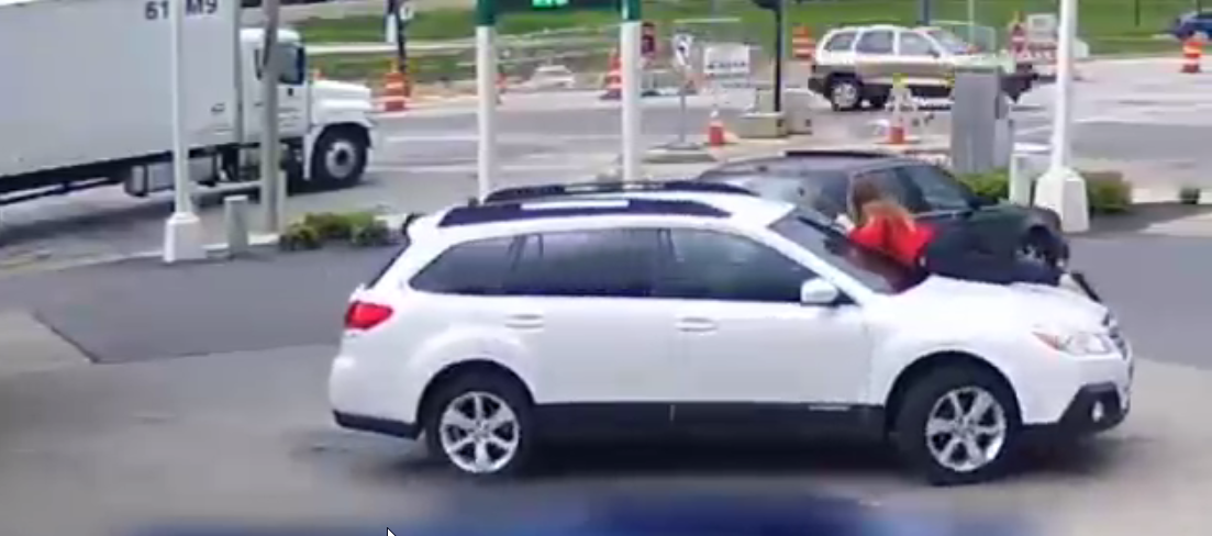 فیلم + حرکت شجاعانه زن، دزد ماشینش را فراری داد