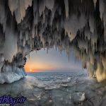 تصاویر) + تصاویر خیرهکننده از غارهای یخی عمیقترین دریاچه دنیا (