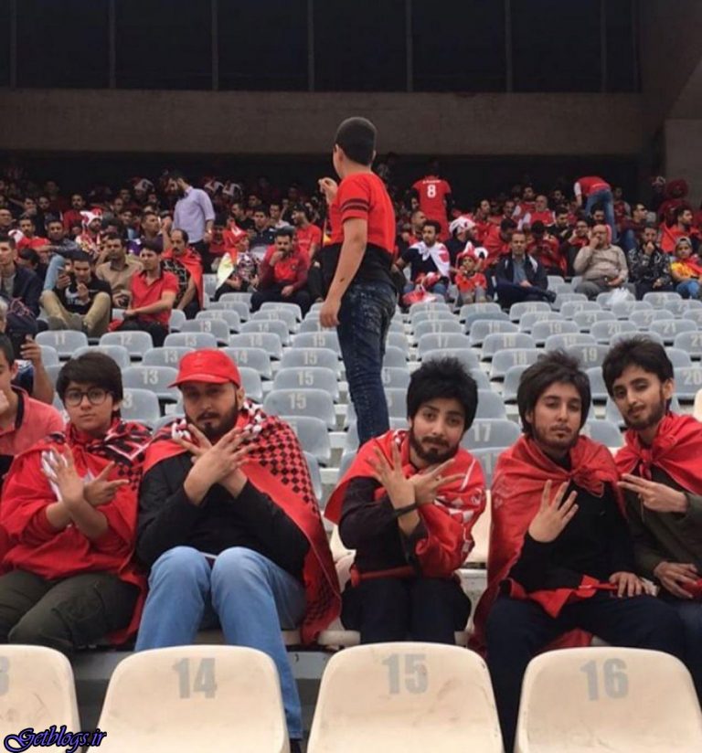 عکس) + عکس یادگاری دختران پرسپولیسی که با گریم به ورزشگاه رفتند (
