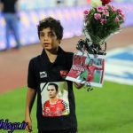 فرزند مرحوم نوروزی کاپ قهرمانی پرسپولیس را بالای سر می‌برد