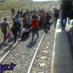 عکس) ، اختلال در متروی کرج+ گروهی از مسافران روی ریل‌های مترو تجمع کردند، گروهی دیگر پیاده رفتند! (