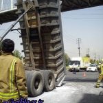 عکس + تصادف کامیون با پل عابر پیاده